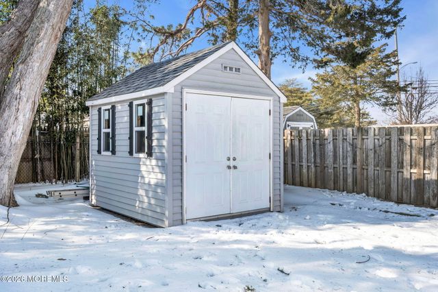 98 Oak Tree Lane, Toms River, NJ 08753