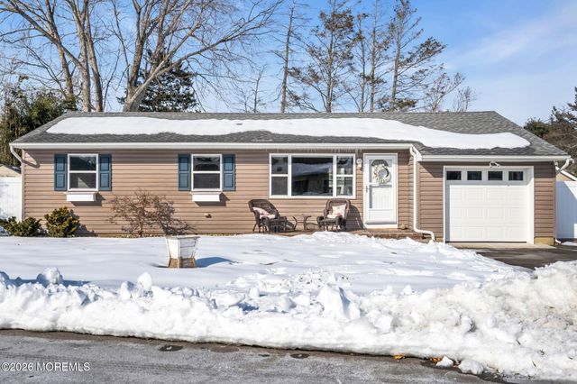 98 Oak Tree Lane, Toms River, NJ 08753