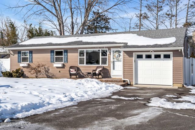 98 Oak Tree Lane, Toms River, NJ 08753