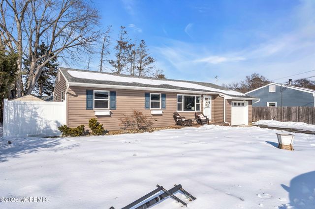 98 Oak Tree Lane, Toms River, NJ 08753