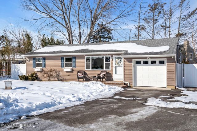 98 Oak Tree Lane, Toms River, NJ 08753