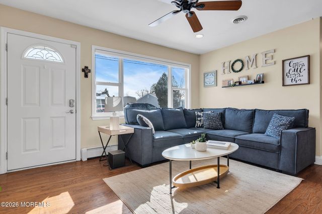 98 Oak Tree Lane, Toms River, NJ 08753