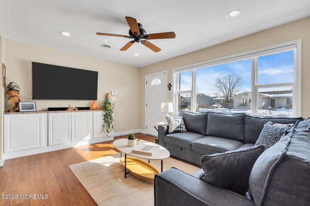 98 Oak Tree Lane, Toms River, NJ 08753