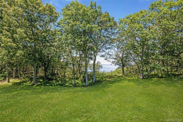 1302 Willow Pond Drive, Riverhead, NY 11901
