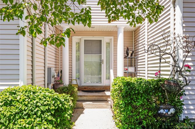1302 Willow Pond Drive, Riverhead, NY 11901
