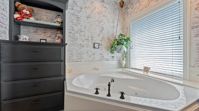 4506 W Creekview Drive, Rogers, AR 72758