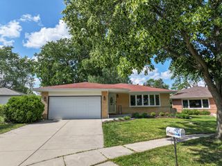 2135 N Haig Court, Palatine, IL 60074