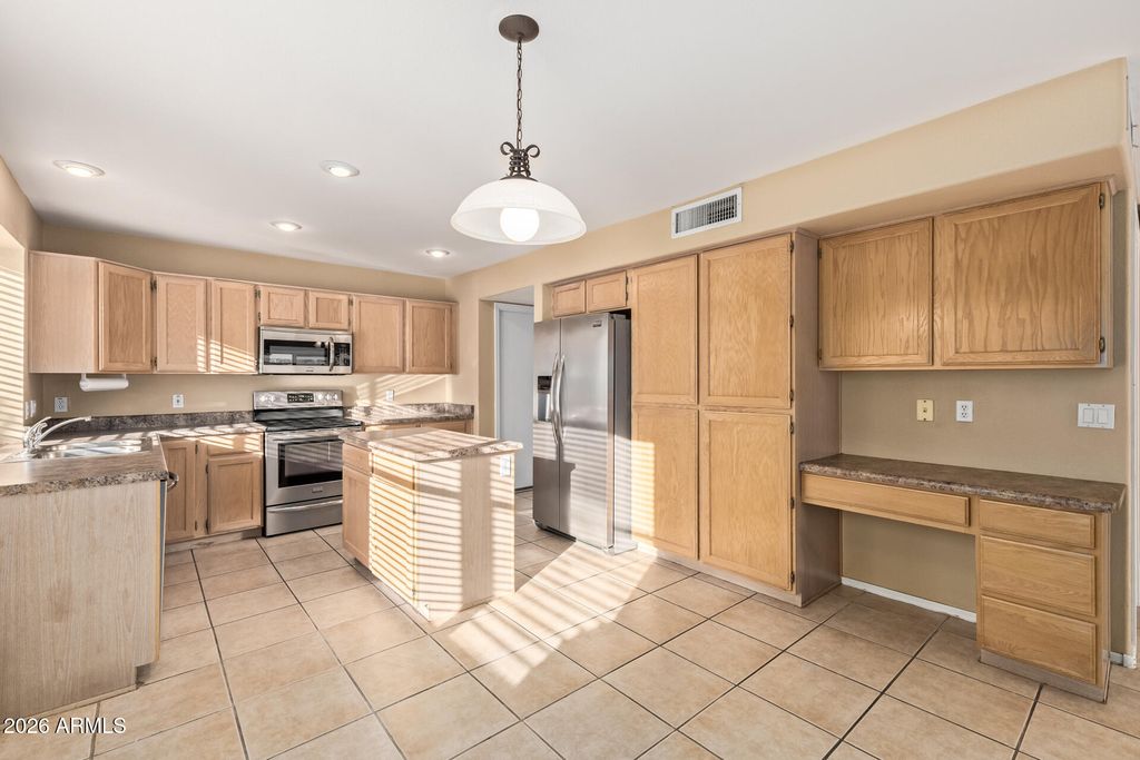 Image 17 of property listing at 5711 W COCHISE Drive, Glendale, AZ 85302