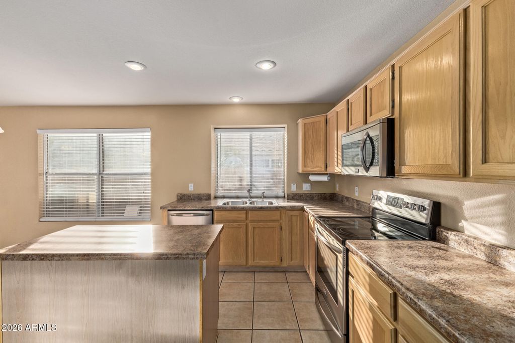 Image 19 of property listing at 5711 W COCHISE Drive, Glendale, AZ 85302