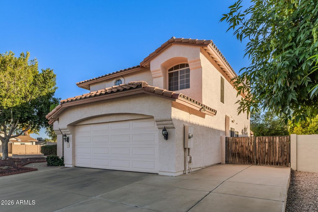 Image 4 of property listing at 5711 W COCHISE Drive, Glendale, AZ 85302