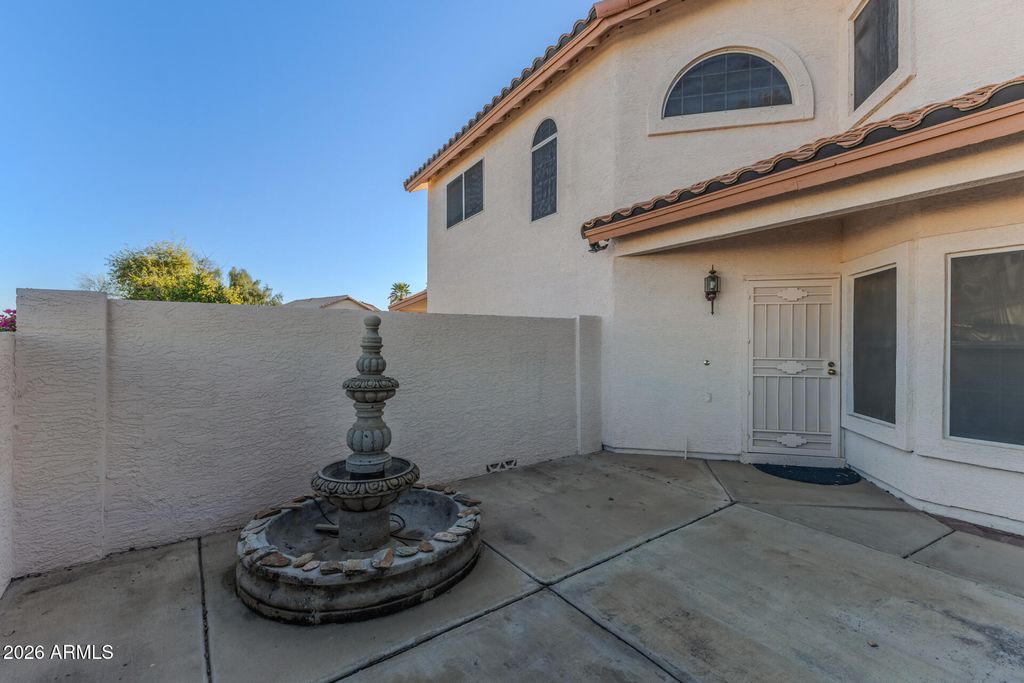 Image 7 of property listing at 5711 W COCHISE Drive, Glendale, AZ 85302