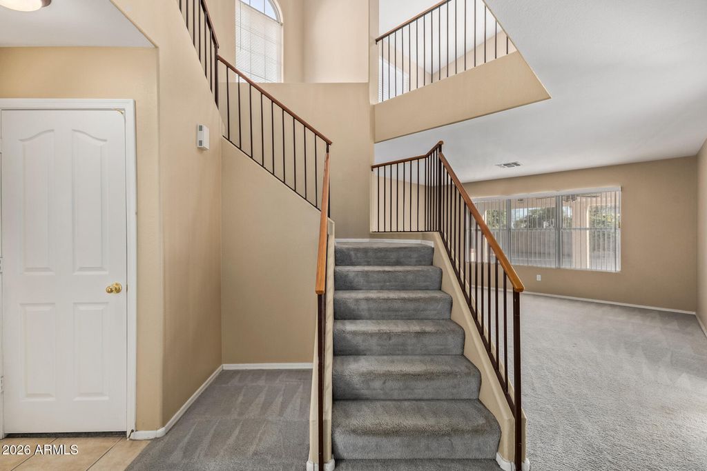 Image 9 of property listing at 5711 W COCHISE Drive, Glendale, AZ 85302