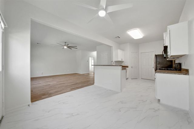 305 Crooked Pine Court, Conroe, TX 77304