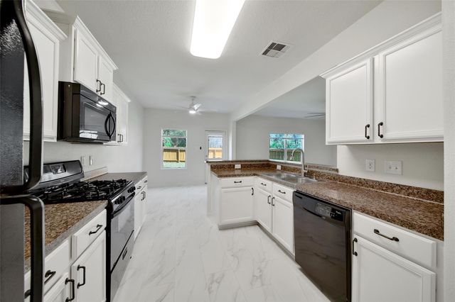 305 Crooked Pine Court, Conroe, TX 77304