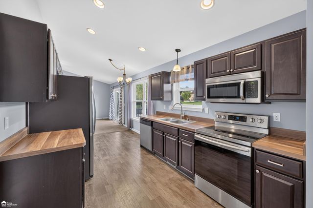 1419 Pondview Drive, Davison, MI 48423
