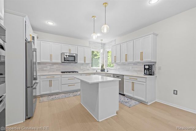 578 Red Bank Drive, White Lake, MI 48386