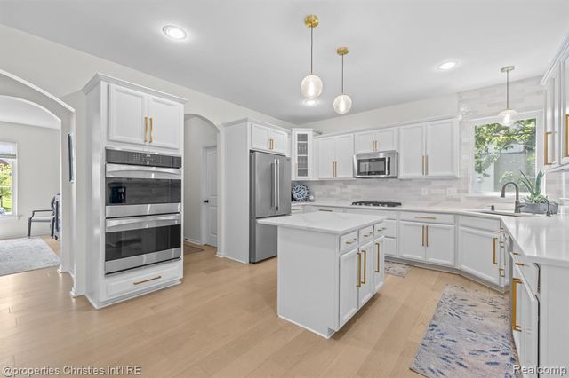 578 Red Bank Drive, White Lake, MI 48386