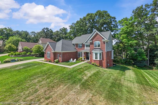 578 Red Bank Drive, White Lake, MI 48386