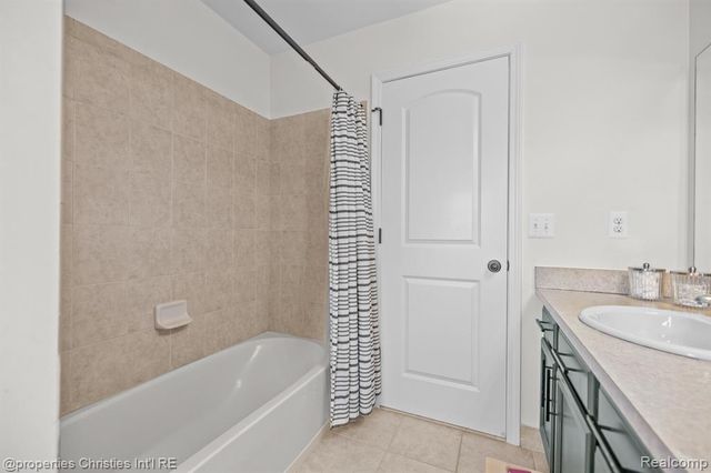 578 Red Bank Drive, White Lake, MI 48386