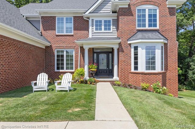 578 Red Bank Drive, White Lake, MI 48386