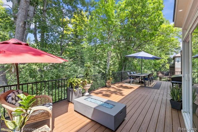 578 Red Bank Drive, White Lake, MI 48386