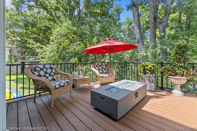 578 Red Bank Drive, White Lake, MI 48386