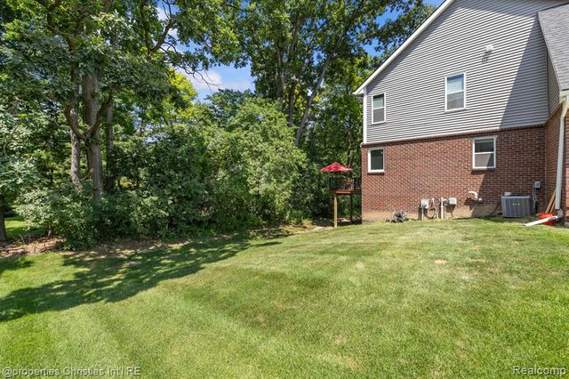 578 Red Bank Drive, White Lake, MI 48386