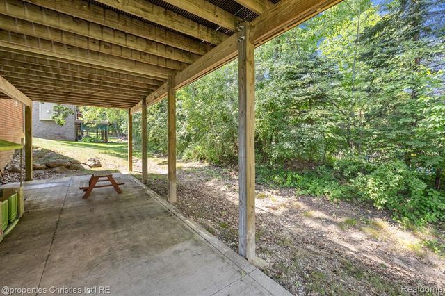 578 Red Bank Drive, White Lake, MI 48386