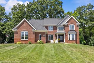 578 Red Bank Drive, White Lake, MI 48386