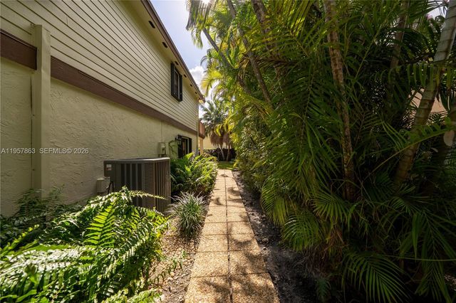 15552 SW 48th St, Miami, FL 33185