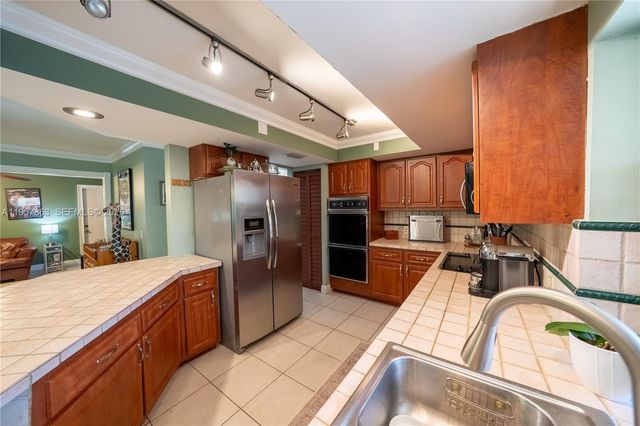 15552 SW 48th St, Miami, FL 33185