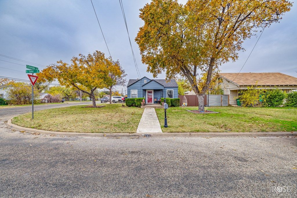 Image 3 of property listing at 121 S Tyler St, San Angelo, TX 76901