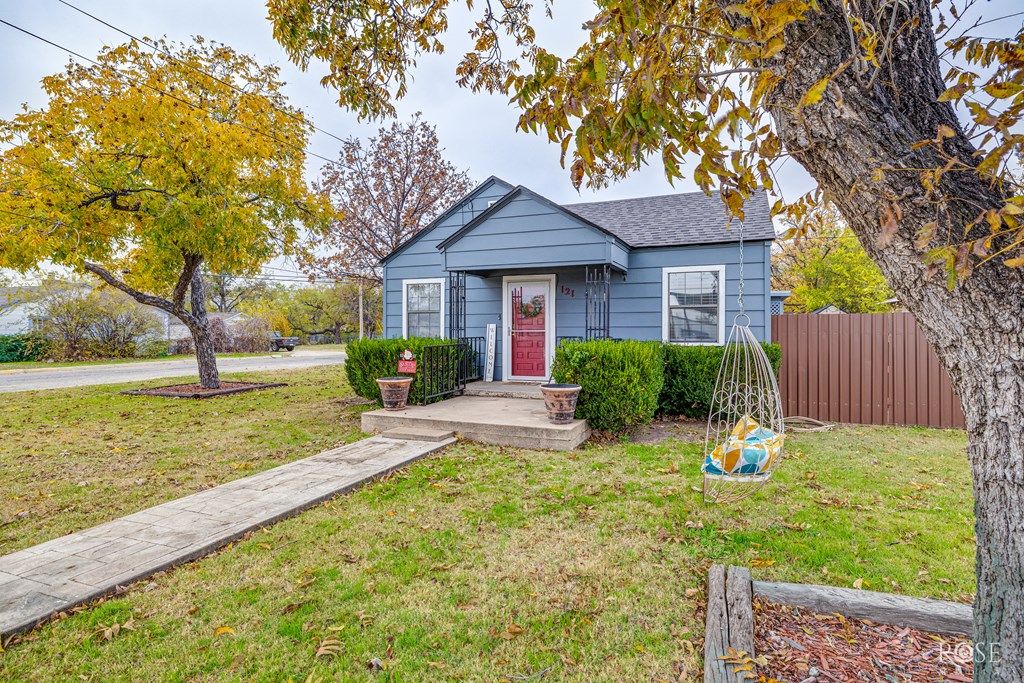 Image 5 of property listing at 121 S Tyler St, San Angelo, TX 76901