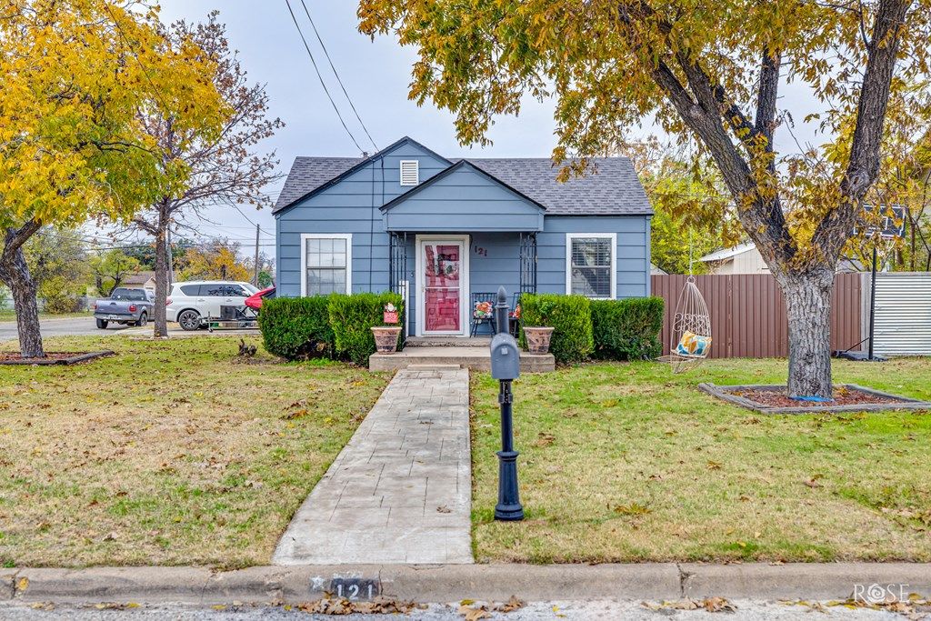 Image 6 of property listing at 121 S Tyler St, San Angelo, TX 76901