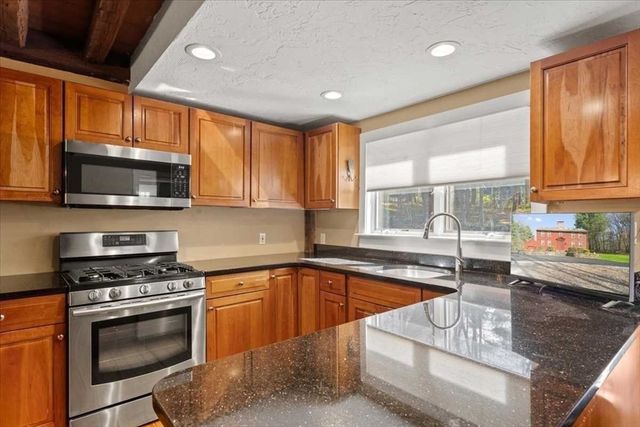 9 Bay Path Dr, Boylston, MA 01505