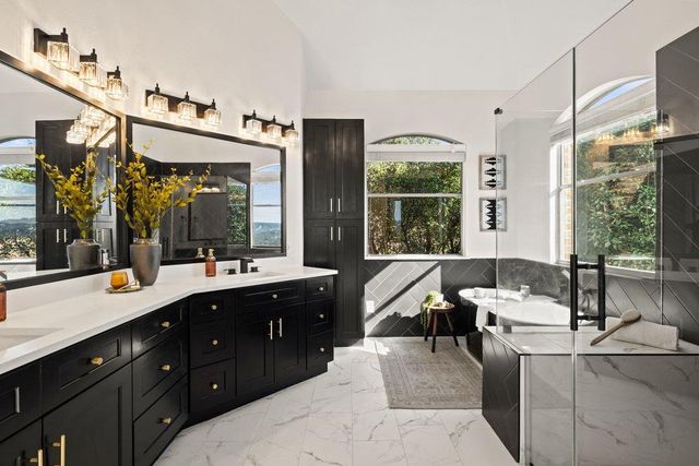 2702 Lakehurst RD, Spicewood, TX 78669