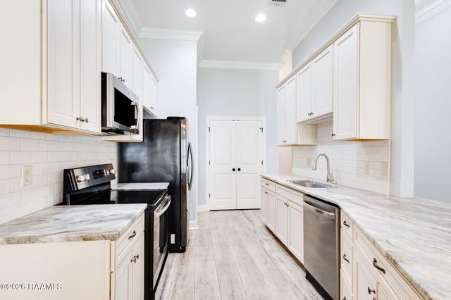 413 Flanders Ridge Drive, Youngsville, LA 70592