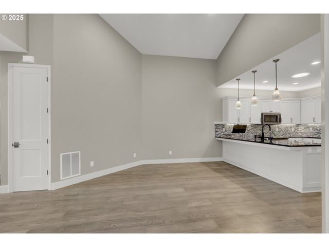 2060 LAKELAND Way, Eugene, OR 97408