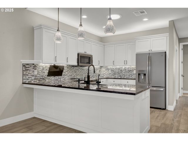 2060 LAKELAND Way, Eugene, OR 97408