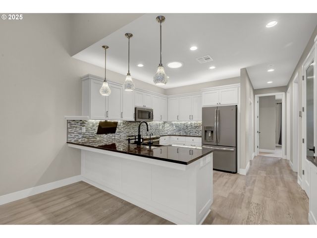 2060 LAKELAND Way, Eugene, OR 97408