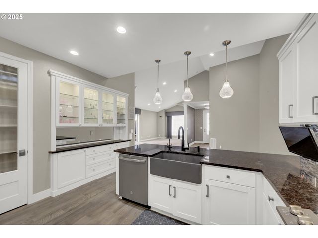 2060 LAKELAND Way, Eugene, OR 97408