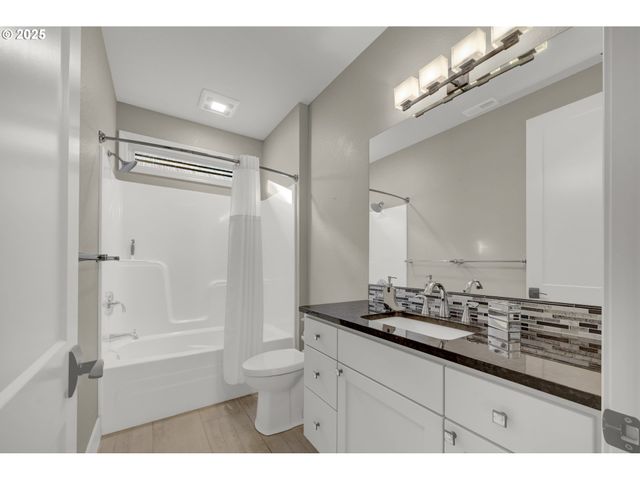 2060 LAKELAND Way, Eugene, OR 97408