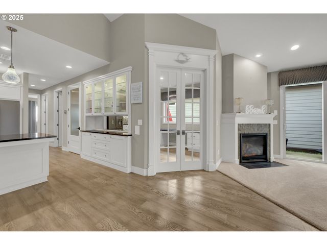 2060 LAKELAND Way, Eugene, OR 97408