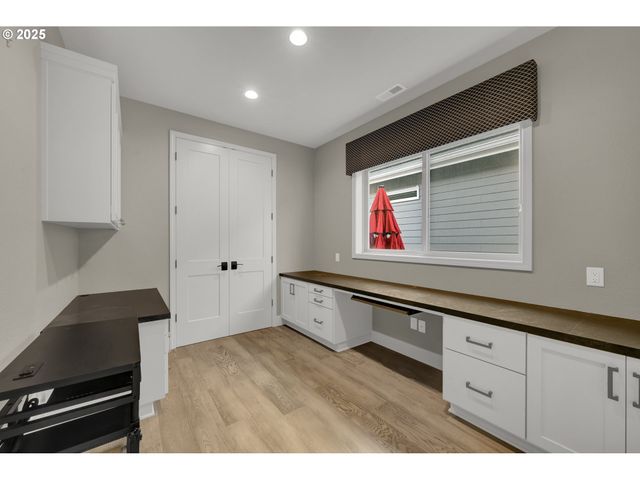 2060 LAKELAND Way, Eugene, OR 97408