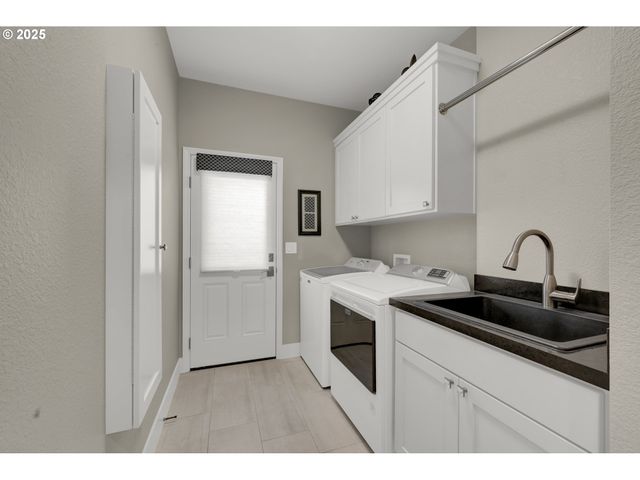 2060 LAKELAND Way, Eugene, OR 97408