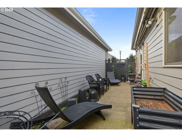 2060 LAKELAND Way, Eugene, OR 97408