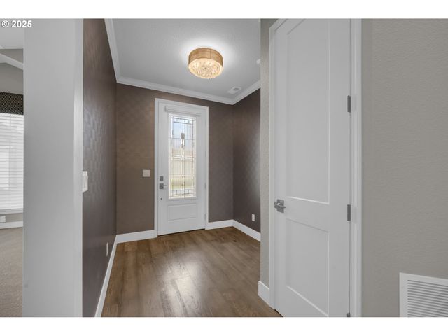 2060 LAKELAND Way, Eugene, OR 97408