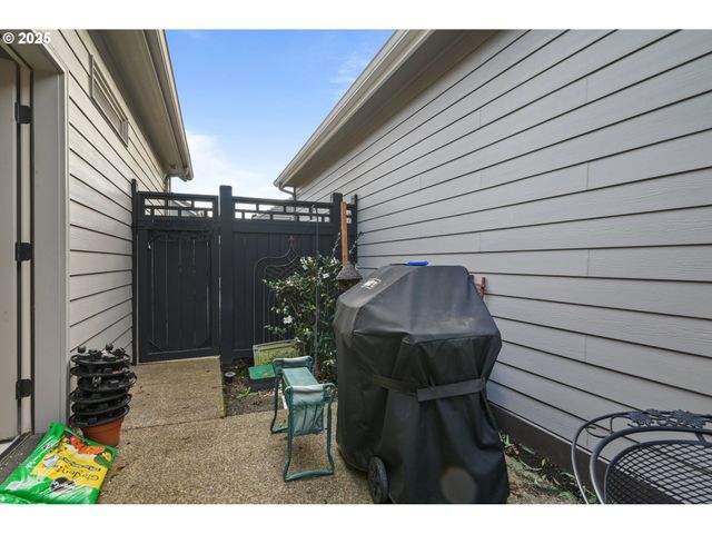 2060 LAKELAND Way, Eugene, OR 97408