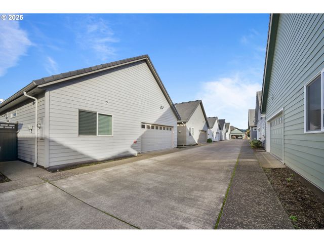 2060 LAKELAND Way, Eugene, OR 97408