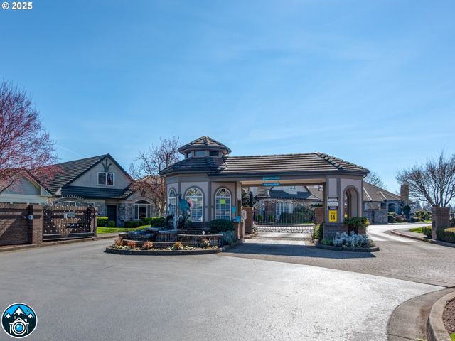 2060 LAKELAND Way, Eugene, OR 97408